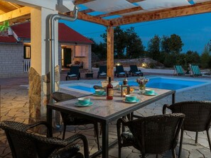 Outdoor dining - Villa Mystic Woods mit Pool by Interhome (Bogatic)