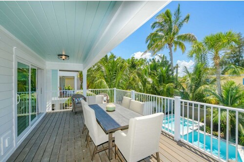 Siesta Key Luxe w/ Pool, Rooftop & Steps to Beach