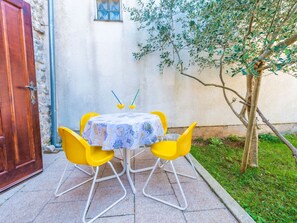 Outdoor dining - in Sukošan mit Privatem Garten by Interhome (Debeljak)