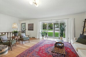 TV - Play and Stay- Big Family Retreat (Fridley)