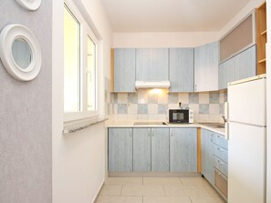 Fridge, microwave, cookware/dishes/utensils - Appartement in Baška mit Eigenem Balkon by Interhome (Krk/Baška)