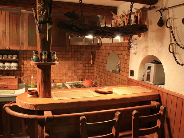 Kühlschrank, Mikrowelle, Kochgeschirr/Geschirr/Besteck