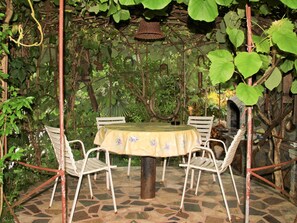 Outdoor dining - im Erdgeschoss mit Garten und Laube fur zwei Perssonen mit dem eigenen Parkplat by Interhome (Krk/Milohnići)