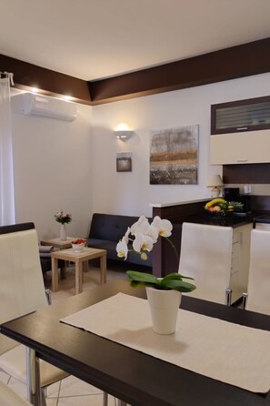 Dining - Appartement Bruna mit Terrasse und Meerblick by Interhome (Rabac)