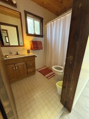 Bathroom - Oceanfront Maine Cottage, Private Shoreline, Sunset Views, Near Lighthouse. (Owls Head)