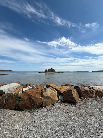 Beach. Oceanfront Maine Cottage, Private Shoreline, Sunset Views, Near Lighthouse.