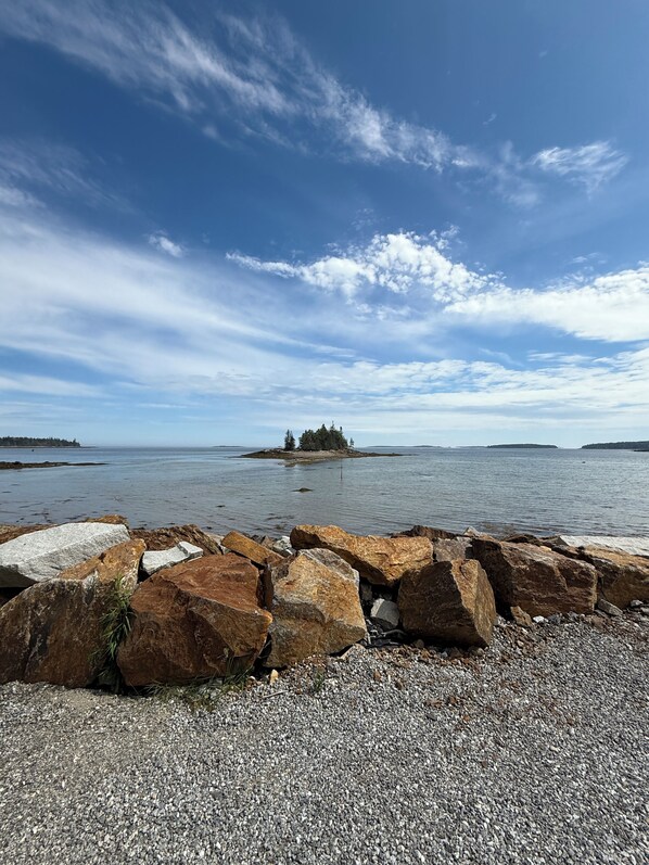 Beach - Oceanfront Maine Cottage, Private Shoreline, Sunset Views, Near Lighthouse. (Owls Head)
