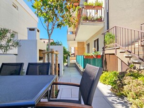 Outdoor dining - Wohnung "Maja" mit Terrasse by Interhome (Novigrad (Istra))
