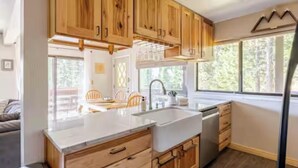 Una cucina moderna con mobili in legno, una grande isola con lavello e lavastoviglie.