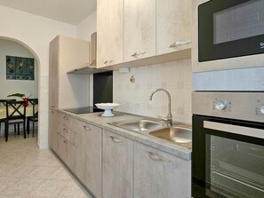 Fridge, oven, dishwasher, cookware/dishes/utensils - Strandnahes Ferienappartement Pjerina by Interhome (Novigrad (Istra))