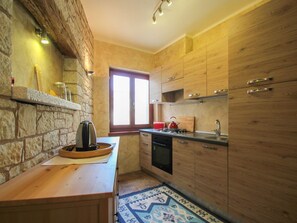 Refrigerador, horno, utensilios de cocina