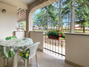 Outdoor dining - "Elena 2" direkt am Strand by Interhome (Novigrad (Istra))