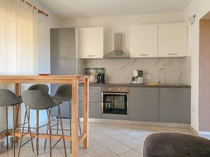 Fridge, oven, dishwasher, cookware/dishes/utensils - Appartement David 1 für bis zu 3 Personen mit Terrasse by Interhome (Novigrad (Istra))