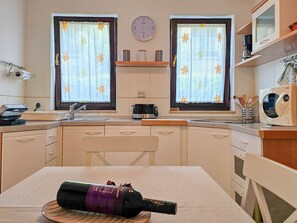 Kühlschrank, Mikrowelle, Geschirrspüler, Kochgeschirr/Geschirr/Besteck