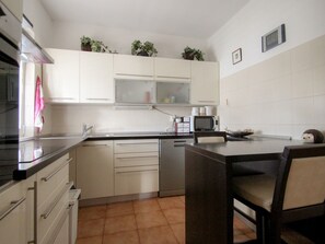 Fridge, microwave, oven, cookware/dishes/utensils - Ferienappartement Martinis für 4 Personen by Interhome (Novigrad (Istra))