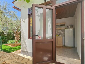 Fridge, cookware/dishes/utensils - Wohnung "Beco" direkt am Strand by Interhome (Novigrad (Istra))