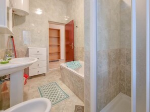 Bathroom - für 5 Personen ca. 70 m² in Novigrad, Adriaküste Kroatien (Westküste von I by Interhome (Buzinija)