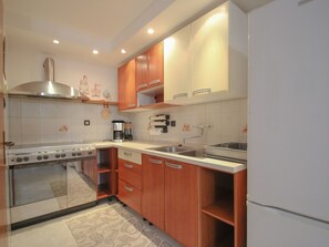 Fridge, oven, cookware/dishes/utensils - Rafi für 5 Personen by Interhome (Buzinija)