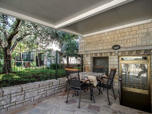 Outdoor dining - Charmante Ferienwohnung Rafi by Interhome (Buzinija)