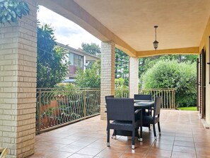 Outdoor dining - Schöne Ferienwohnung Romana by Interhome (Buzinija)