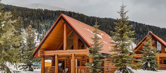 Charming Rustic Cabin Perfect for Groups