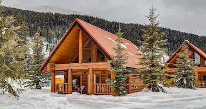 Charming Rustic Cabin Perfect for Groups