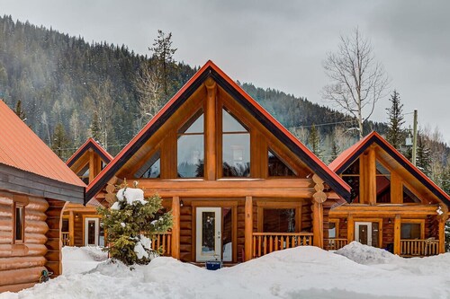 Charming Rustic Cabin Perfect for Groups