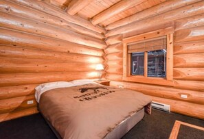 Iron/ironing board, free WiFi, bed sheets - Charming Rustic Cabin Perfect for Groups (Golden)