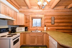 Fridge, microwave, oven, stovetop - Charming Rustic Cabin Perfect for Groups (Golden)