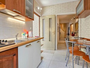 Fridge, oven, cookware/dishes/utensils - Gemütliche Ferienwohnung Romana 2 by Interhome (Buzinija)
