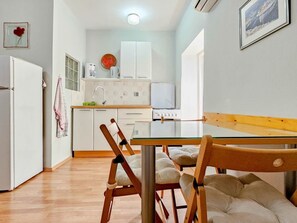 Fridge, oven, cookware/dishes/utensils - Wohnung in der Altstadt für 2 Personen by Interhome (Buzinija)