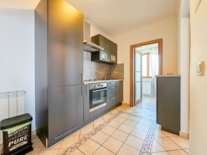 Fridge, oven, cookware/dishes/utensils - Apartment für 3 Personen mit Meerblick by Interhome (Umag/Juricani)