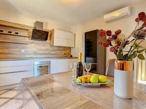 Fridge, oven, dishwasher, cookware/dishes/utensils - Apartment für 2 Personen mit Meerblick by Interhome (Umag/Juricani)