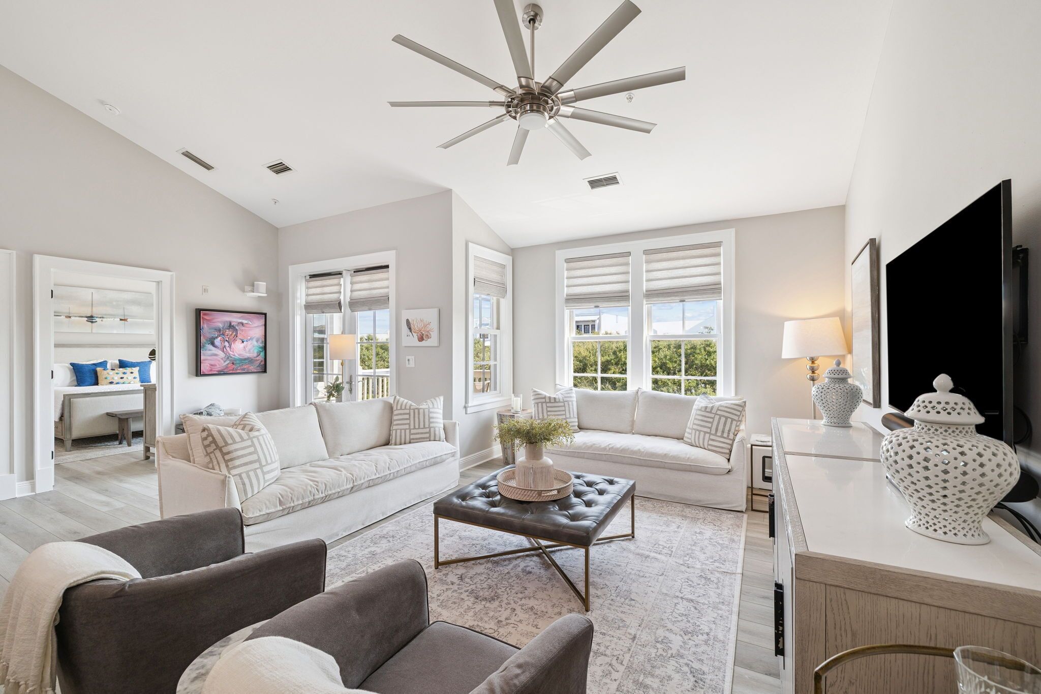 Una televisión, un reproductor de DVD