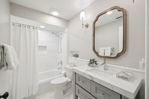 Shower, hair dryer, towels - Blue Skies West - Rosemary Beach with bikes, pools, and beach access! (Rosemary Beach)