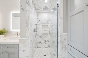 Shower, hair dryer, towels - Blue Skies West - Rosemary Beach with bikes, pools, and beach access! (Rosemary Beach)