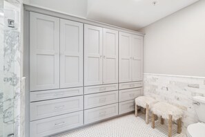 Shower, hair dryer, towels - Blue Skies West - Rosemary Beach with bikes, pools, and beach access! (Rosemary Beach)