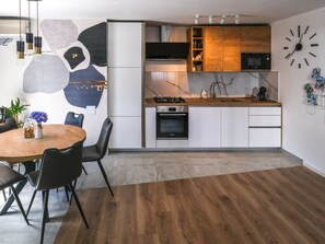 Kühlschrank, Mikrowelle, Ofen, Geschirrspüler
