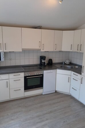 Fridge, microwave, oven, dishwasher - direkt am Kanal by Interhome (Emden (Stadt))