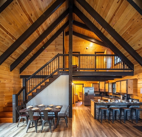 Heated Pool, Pool House, Hot Tub, Firepit & BBQ