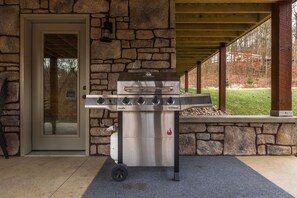 Terrace/patio - Spring Getaway Cabin | Hot Tub, Firepit & BBQ (New Philadelphia)