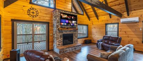 Fernseher, Kamin, DVD-Player