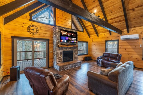Spring Getaway Cabin | Hot Tub, Firepit & BBQ