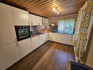Fridge, microwave, oven, cookware/dishes/utensils - Gemütliches Cottage mit Whirlpool by Interhome (Hallaryd)