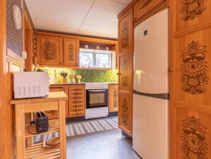 Fridge, microwave, oven, cookware/dishes/utensils - Cottage mit Whirlpool by Interhome (Hallaryd)