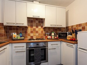 Fridge, microwave, oven, cookware/dishes/utensils - Stilvolle, schöne Wohnung mit zwei Schlafzimmern by Interhome (Coventry)