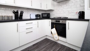 Private kitchen - 2 Schlafzimmer Haus- 3 Betten, Kostenloses Parken, WiFi, Patio by Interhome (Bristol)