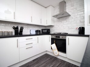 Fridge, microwave, oven, cookware/dishes/utensils - 2 Schlafzimmer Haus- 3 Betten, Kostenloses Parken, WiFi, Patio by Interhome (Bristol)