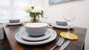 Dining - 2 Schlafzimmer Haus- 3 Betten, Kostenloses Parken, WiFi, Patio by Interhome (Bristol)