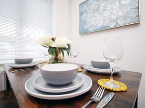 Dining - 2 Schlafzimmer Haus- 3 Betten, Kostenloses Parken, WiFi, Patio by Interhome (Bristol)